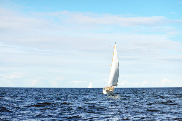 Vieux et coûteux voilier en bois vintage (bâillement) gros plan, naviguant en pleine mer. Superbe paysage nuageux. Côte du Maine, États-Unis - Photo, image
