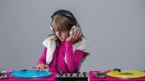 Chica con auriculares cuello redondo reproducción de discos - Metraje, vídeo