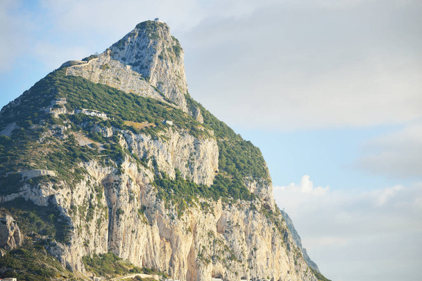Skaliste brzegi (klify, góry) Punktu Europa, widok z żaglówki. Gibraltar, Brytyjskie Terytorium Zagraniczne. Cele podróży, narodowy punkt orientacyjny, temat zwiedzania - Zdjęcie, obraz