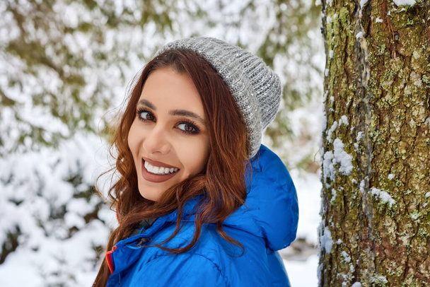 Vonzó fiatal nő télen szabadtéri - Fotó, kép