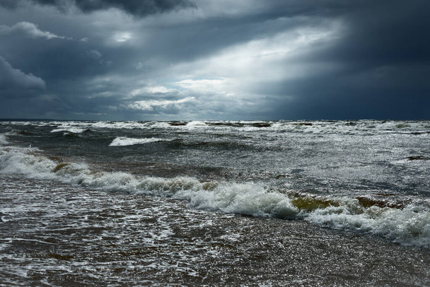 Ostsee unter dunklen, dramatischen Wolken nach Gewitter. Lettland. Epische Meereslandschaft. Zyklon, Sturm, Sturm, Unwetter, Meteorologie, Ökologie, Klimawandel, Naturphänomen - Foto, Bild