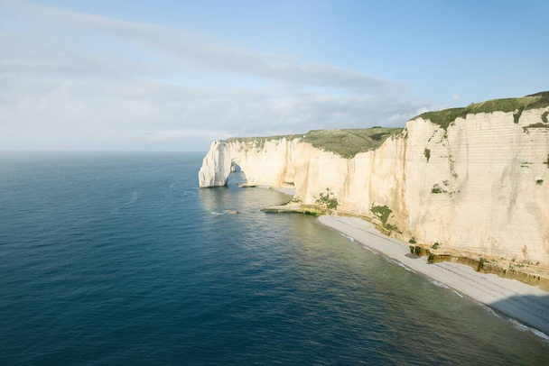 Picturesque panoramic aerial view of the Etretat white cliffs at sunset. Dramatic sky, azure water. Summer vacations in Normandy, France. Travel destinations, national landmark, sightseeing, history - Foto, imagen