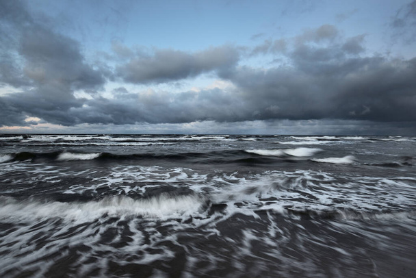 Штормові хмари над Балтійським морем взимку, надовго. Драматичне захід неба, хвилі і сплески води. Темне море. Німеччина - Фото, зображення
