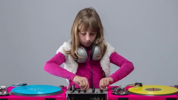 Menina com fones de ouvido em volta pescoço jogando recordes - Filmagem, Vídeo