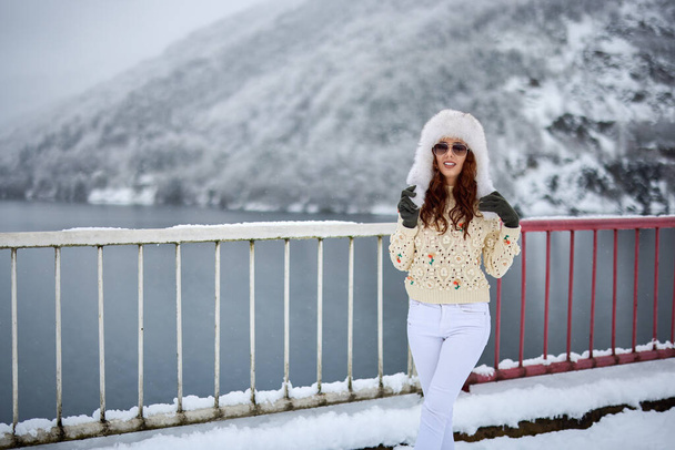 Atraktivní mladá žena v zimě venku - Fotografie, Obrázek