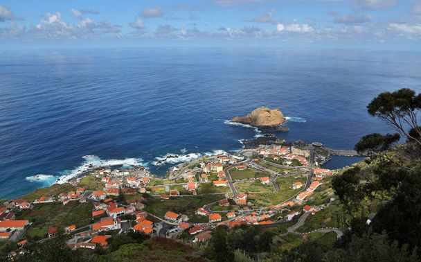 Pequena cidade Porto Moniz na Madeira
 - Foto, Imagem