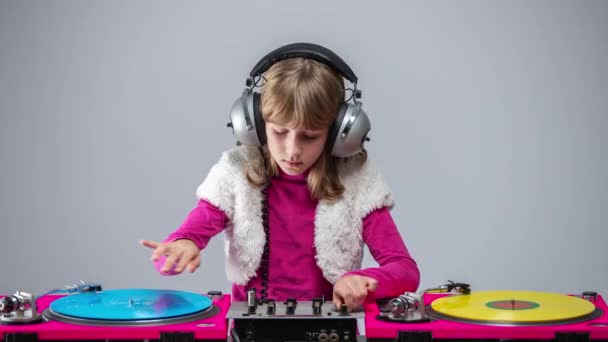 Chica con auriculares cuello redondo reproducción de discos - Metraje, vídeo