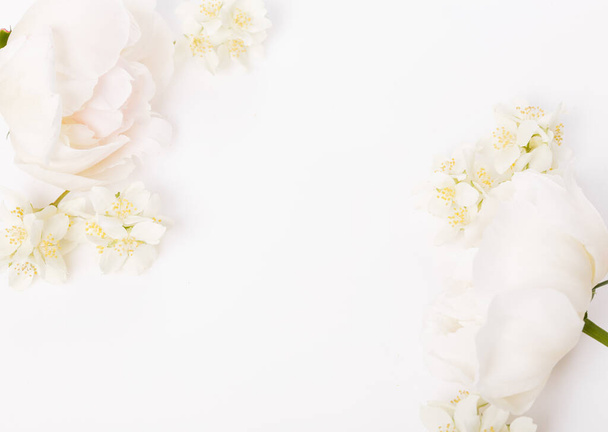 Composizione dei fiori. Cornice fatta di fiori di peonia rosa su sfondo bianco. Layout piatto, vista dall'alto, spazio di copia - Foto, immagini