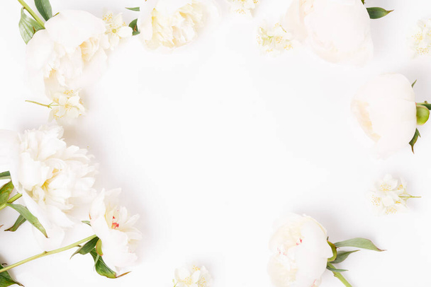Composizione dei fiori. Cornice fatta di fiori di peonia rosa su sfondo bianco. Layout piatto, vista dall'alto, spazio di copia - Foto, immagini