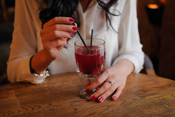 Kadın lokantada ya da kafede sıcak şarap içiyor.. - Fotoğraf, Görsel