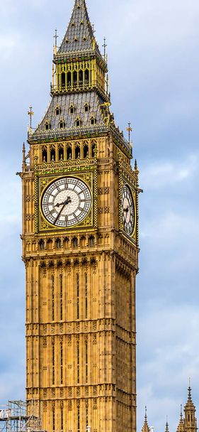 A függőleges kilátás a Big Ben óratorony északi végén a Palace of Westminster Londonban, Egyesült Királyság - Fotó, kép