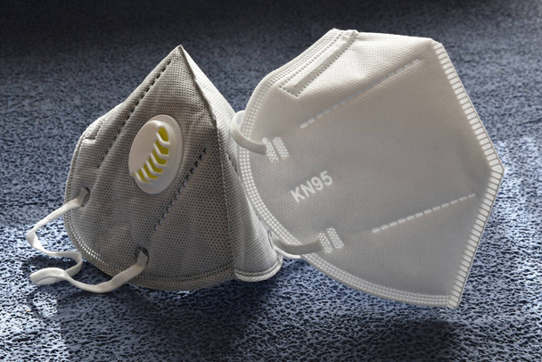 Maska KN95 lub N95 z zaworem i bez zaworu dla pm 2.5 i ochrony przed wirusami. Zapobieganie rozprzestrzenianiu się wirusa i pandemii COVID-19. - Zdjęcie, obraz