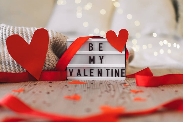 Tarjeta de San Valentín con texto - Sé mi San Valentín. El concepto de amor y el día de San Valentín. - Foto, imagen