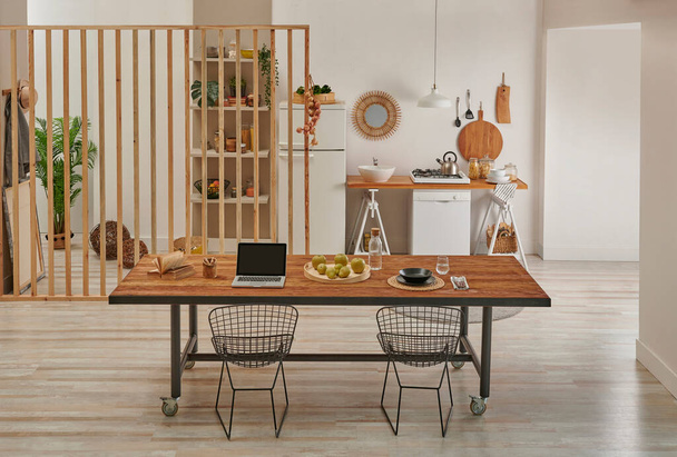 Jadalnia i stół roboczy przed dekoracyjnym stylu kuchnia, lodówka, zmywarka i umywalka stylu dekoracyjnym. - Zdjęcie, obraz