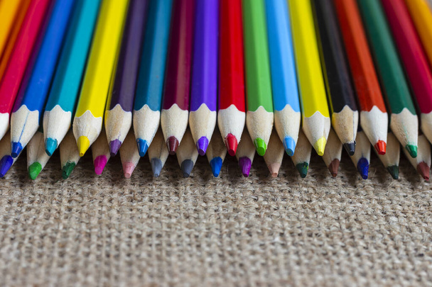 Набір барвистих олівців на мішковині
. - Фото, зображення