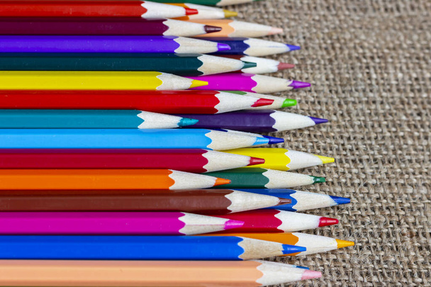 Ensemble de crayons colorés sur toile de jute. - Photo, image