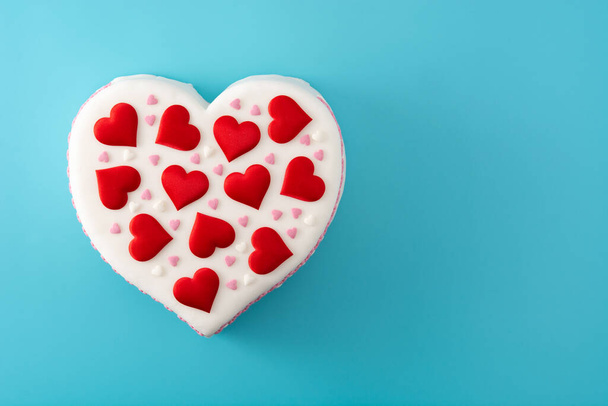 Bolo de coração para o Dia de São Valentim, Dia das Mães ou Aniversário, decorado com corações de açúcar no fundo azul - Foto, Imagem