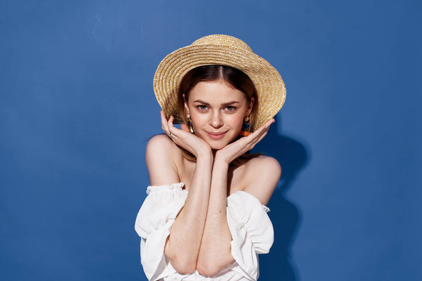 Hermosa mujer encanto sombrero estilo de vida verano viaje fondo azul - Foto, imagen