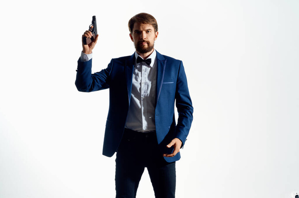 Mann im Anzug mit Pistole Gefahr Gangstermord isoliert Hintergrund - Foto, Bild