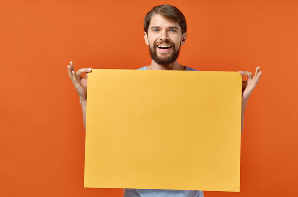 férfi marketing poszter reklám modell narancs papír lap mockup - Fotó, kép