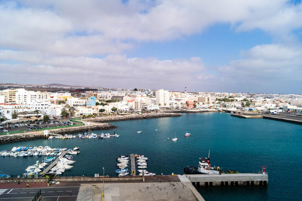 Puerto del Rosario Fuerteventura, gemi terminali perspektifinden. - Fotoğraf, Görsel