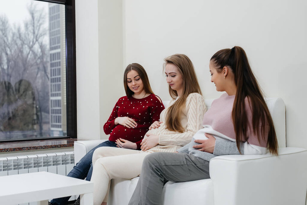 Pregnant girls are waiting for the doctor in the waiting room - Zdjęcie, obraz