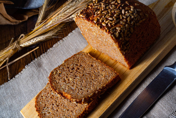 Moist wholemeal bread, crushed or ground whole grain - Foto, Imagen