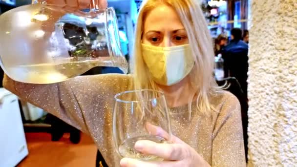 Mujer derramando vino con máscara quirúrgica - Imágenes, Vídeo