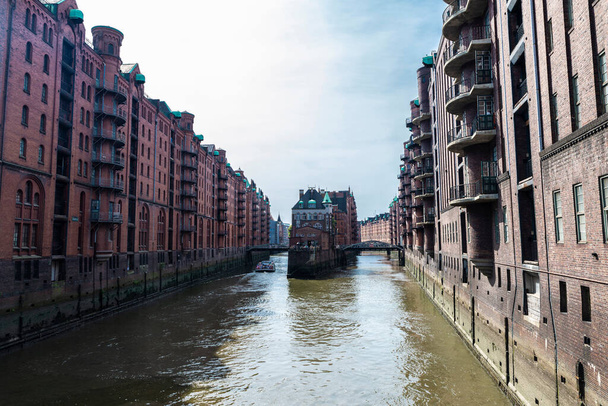 Wasserschloss Speicherstadt restoranı ve eski depoları HafenCity, Hamburg, Almanya 'da bir kanalın yanındaki ofislere ve dairelere dönüştürüldü.  - Fotoğraf, Görsel