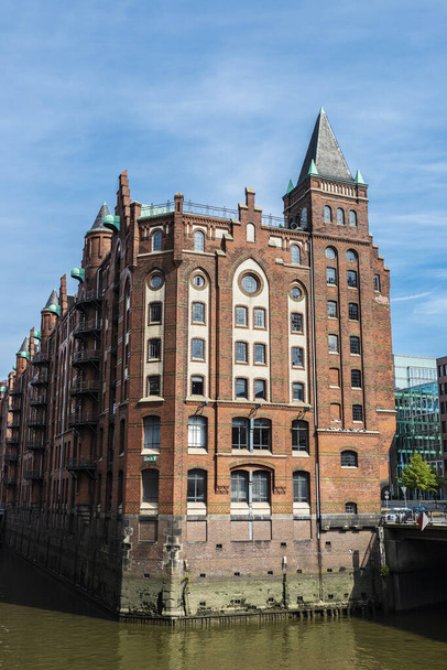 Armazéns antigos convertidos em escritórios e apartamentos ao lado de um canal no bairro de HafenCity, Hamburgo, Alemanha  - Foto, Imagem
