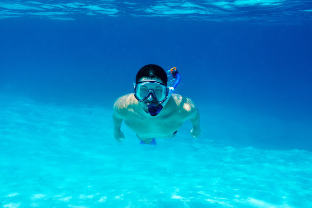 Uomo con maschera snorkeling
 - Foto, immagini