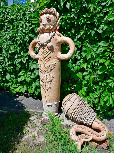Ukraine, Poltava 06/07/2020. National Museum-Reserve of Ukrainian Ceramics in Opishnya. This ancient village has long been known as the largest center of ceramic craftsmen, the pottery capital of Ukraine. - Fotografie, Obrázek