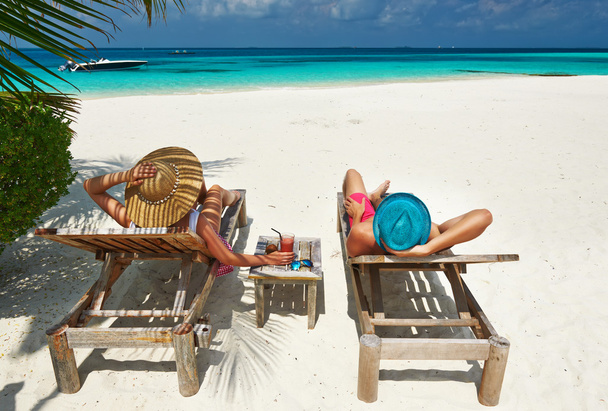 Couple sur une plage aux Maldives
 - Photo, image