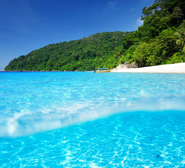Пляж с видом на подводное дно с белым песком
 - Фото, изображение