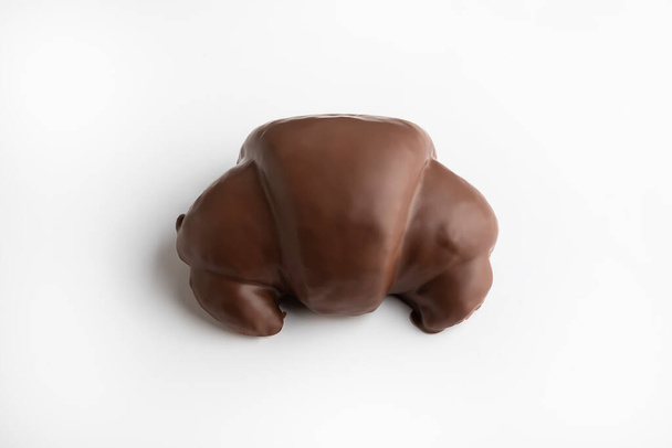 Крытый шоколадный круассан на белом фоне - Фото, изображение