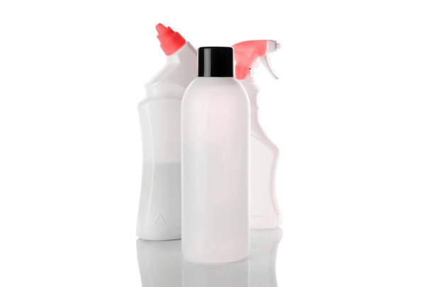 Spray pullo, tyhjä pumppu kirkas muovisäiliö kosmeettinen saippuasarja ja mineraali shampoo. Antiseptinen geeli eristetty vedellä tyhjä korkki valkoisella pohjalla. Antibakteerinen puhdistusaine putki. - Valokuva, kuva