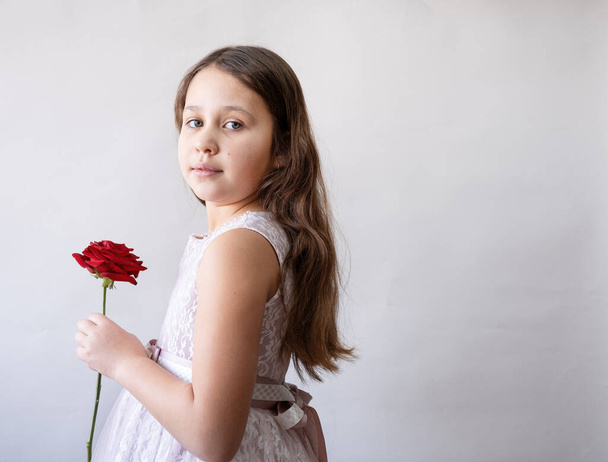 Petite fille mignonne en belle robe rose avec la Saint Valentin rose.  - Photo, image