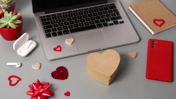 Fiatalember tett egy kézzel írott kártyát VALENTINE felett Valentin napi ajándék doboz - Felvétel, videó