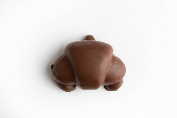 Крытый шоколадный круассан на белом фоне - Фото, изображение