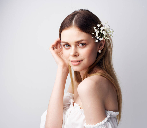 Mulher bonita alegre estilo elegante flores decoração Modelo no cabelo - Foto, Imagem
