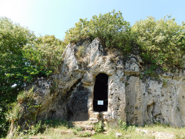 Bir oda olarak kullanılan mağara, Yunanistan 'ın Mieza kenti yakınlarındaki peri tapınağında, Aristo' nun MÖ 343 ile MÖ 340 yılları arasında genç Büyük İskender 'i eğittiği yerde. - Fotoğraf, Görsel