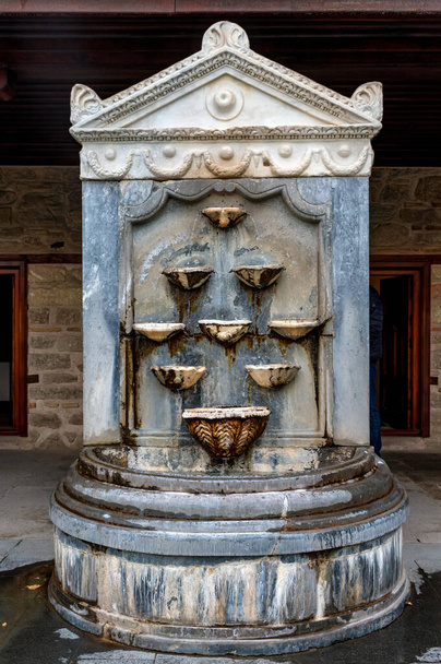Close-up fontein in het graf van Rumi in het interieur van het Konya Mevlana Museum - Foto, afbeelding