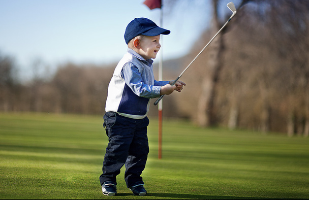 Niño en el campo de golf - Fotoğraf, Görsel