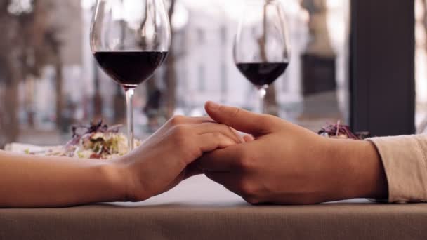 man en vrouw die hand in hand, geliefden verbinding, romantische date in cafe, close up - Video