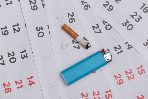 Přestaň kouřit. Měsíční kalendář a cigareta se zapalovačem - Fotografie, Obrázek