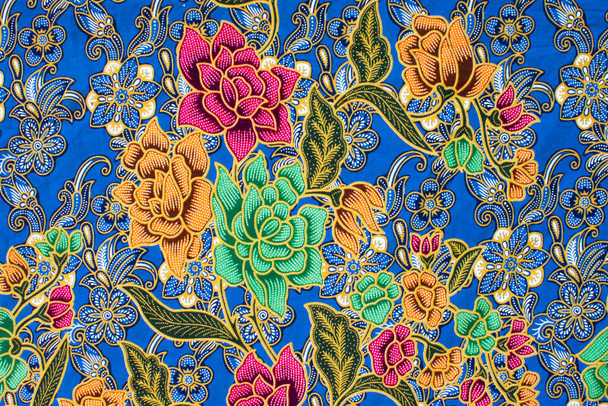 El patrón sarong de las mujeres es un arte hermoso y colorido en Malasia, Indonesia y Tailandia. Textura sarong arte flores y moda para las mujeres en Asia. Primer plano foto, paisaje de fondo - Foto, imagen