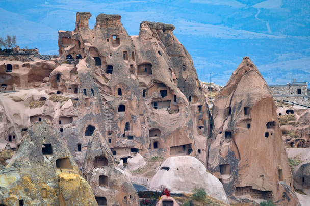 Widok na Uchisar, Kapadocja, Turcja pod zachmurzonym niebem - Zdjęcie, obraz
