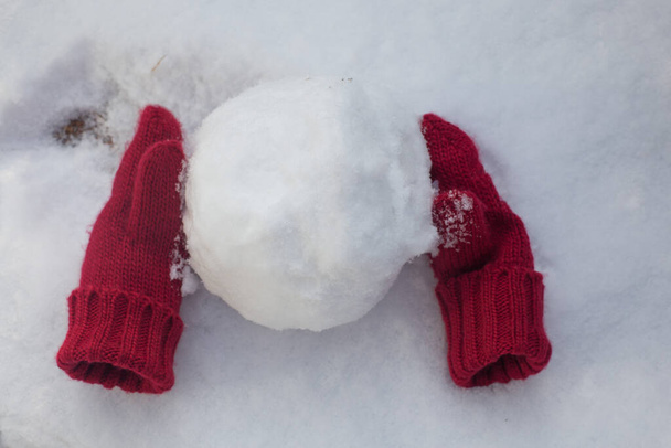 paire de mitaines tricotées rouges posées sur la neige - Photo, image