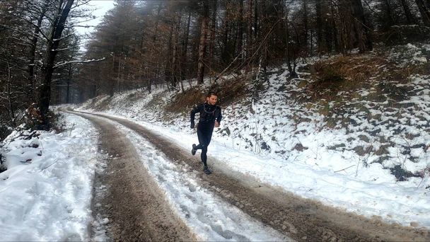 Молодий чоловік біжить у горах
 - Фото, зображення
