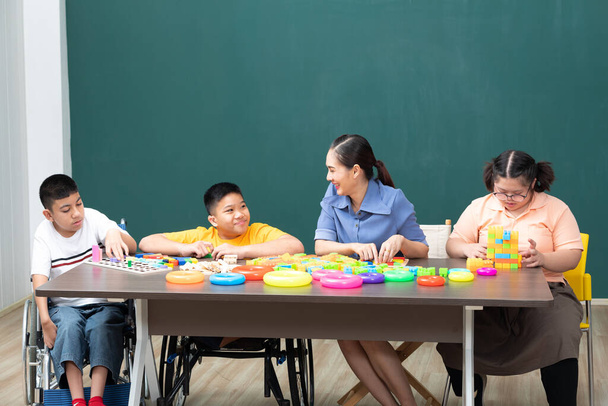 asiatico disabili bambini o autismo bambino giocare giocattoli con insegnante aiutare in aula - Foto, immagini